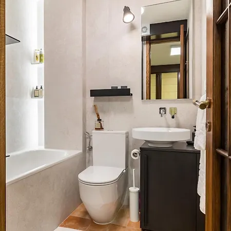 Mariuci With Lush Terrace And Private Garage Apartament