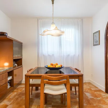 Apartament Mariuci With Lush Terrace And Private Garage