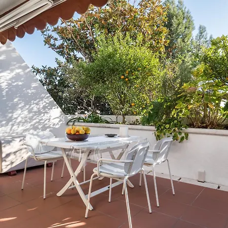 Mariuci With Lush Terrace And Private Garage Apartament *