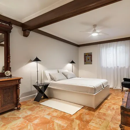 Apartament Mariuci With Lush Terrace And Private Garage