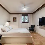 Mariuci With Lush Terrace And Private Garage Daire Split