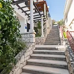 Daire Mariuci With Lush Terrace And Private Garage *