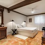 Daire Mariuci With Lush Terrace And Private Garage