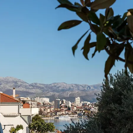 Mariuci With Lush Terrace And Private Garage Lägenhet Split