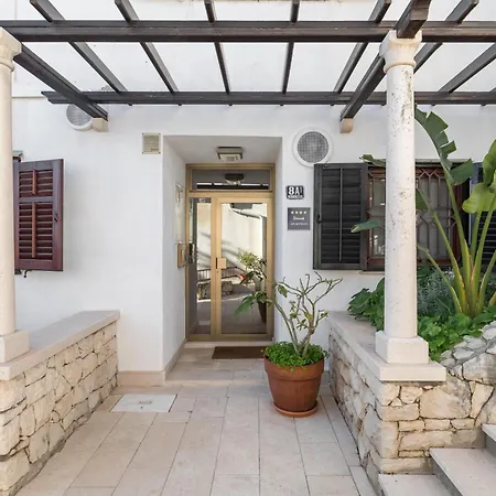 Mariuci With Lush Terrace And Private Garage * Spalato