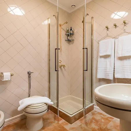 Mariuci With Lush Terrace And Private Garage Appartement