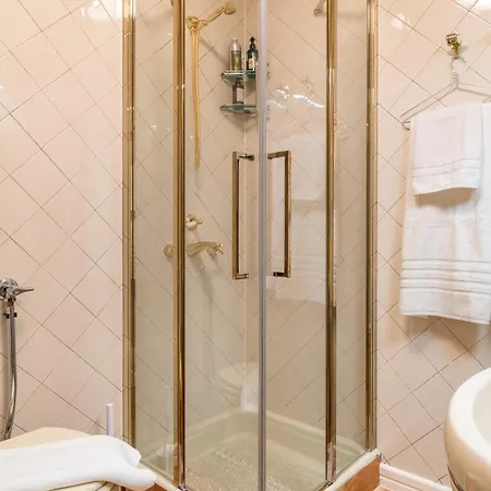 Mariuci With Lush Terrace And Private Garage