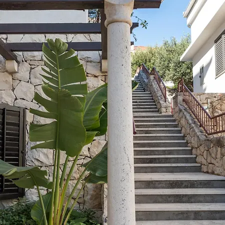 Mariuci With Lush Terrace And Private Garage Appartement *