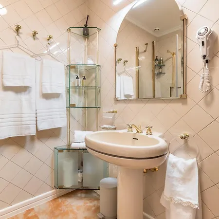 Mariuci With Lush Terrace And Private Garage Split