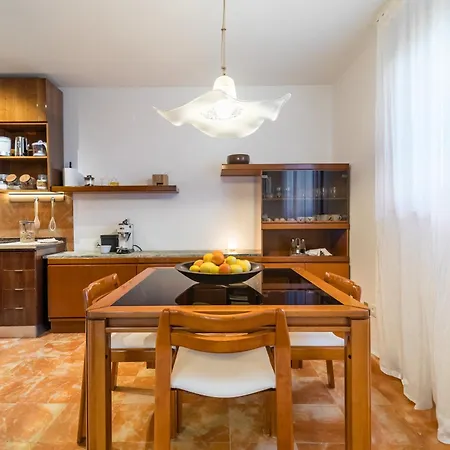 Mariuci With Lush Terrace And Private Garage