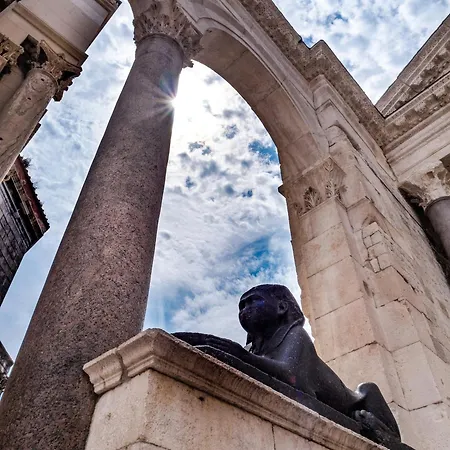 Mariuci With Lush Terrace And Private Garage * Split