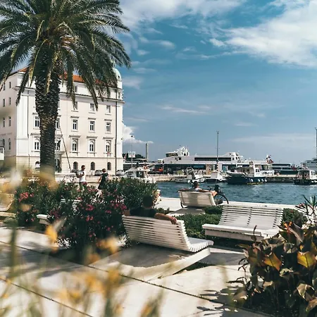 Mariuci With Lush Terrace And Private Garage