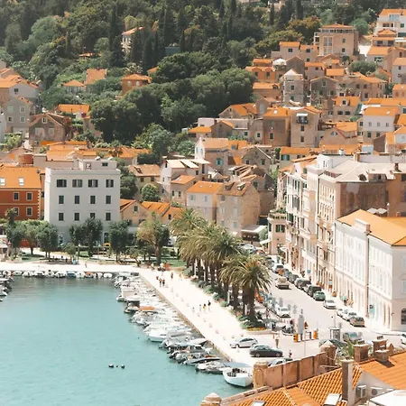 Mariuci With Lush Terrace And Private Garage